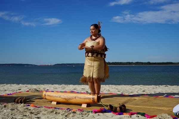 Neda Taha dancing to the song Hina ē
