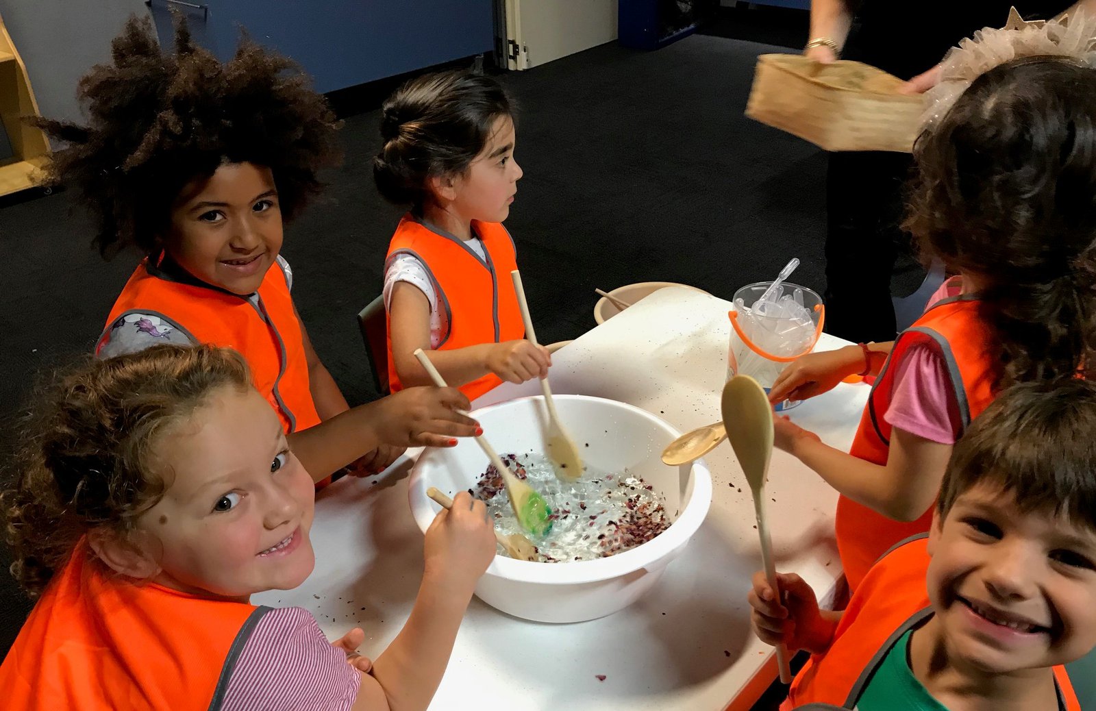 Preschoolers in Whales and the Ocean educator led program