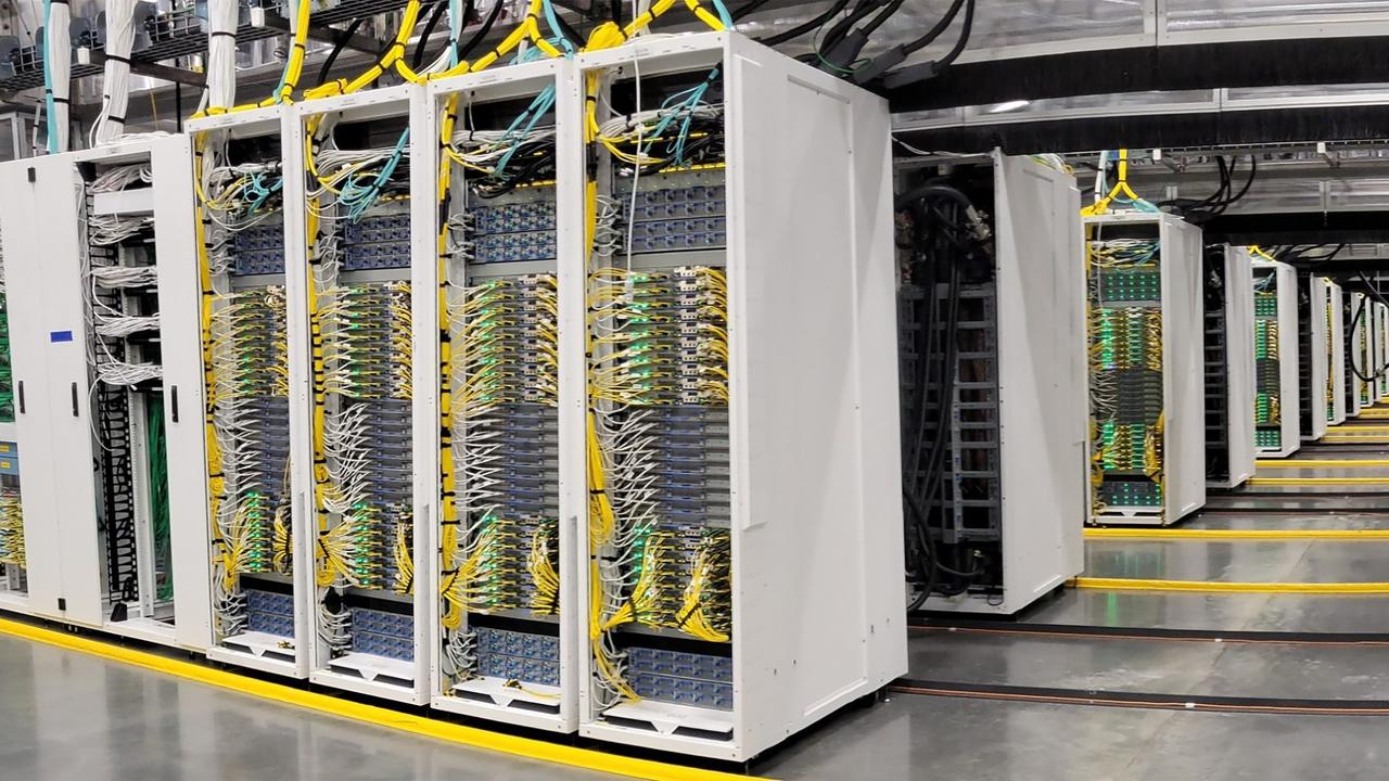 Inside a Microsoft data centre (file)