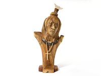 Bust of Nua María Aŋata, carved by artist Victor Pakomio. Made from wood, shell and fibre, this work originates from Rapa Nui (Easter Island), Pacific.