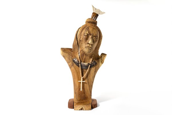 Bust of Nua María Aŋata, carved by artist Victor Pakomio. Made from wood, shell and fibre, this work originates from Rapa Nui (Easter Island), Pacific.