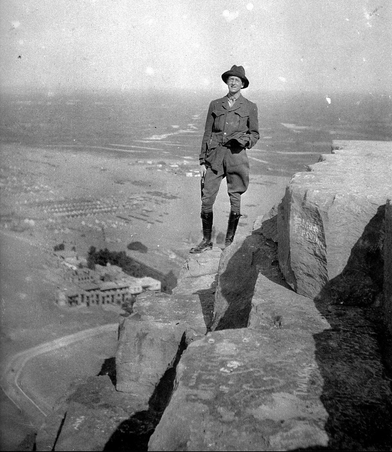 Charles_Bean_on_the_Great_Pyramid_1915