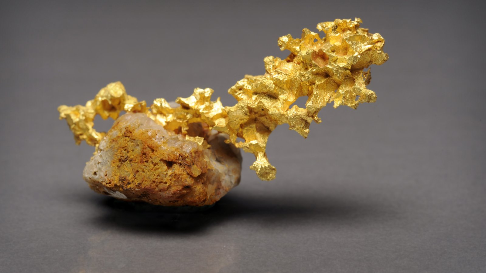 Crystalline gold on quartz. Registration number: D.57229