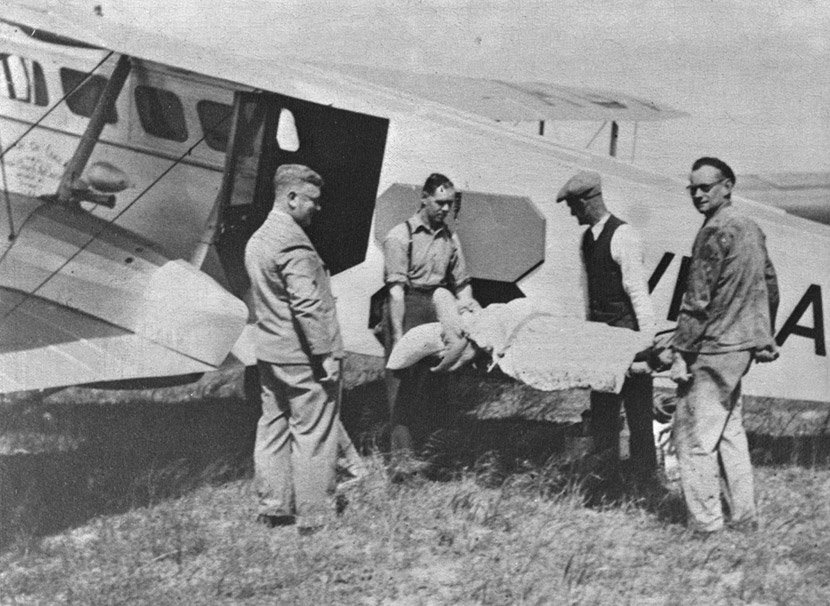 Carrying a patient onto an RFDS bi-plane
