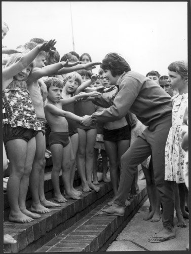Dawn Fraser with children at a learn-to-swim lesson