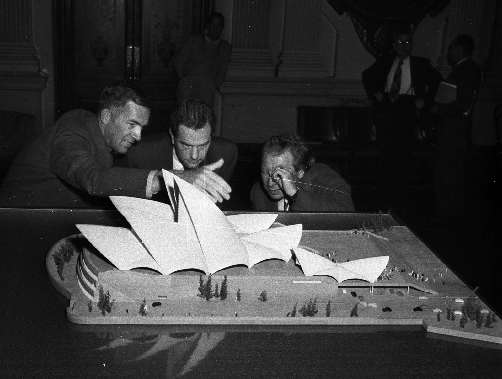 Jørn Utzon (left) explaining his Operah house model