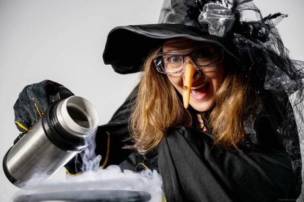 Jenny Lynch as witchy scientist Gunkamena