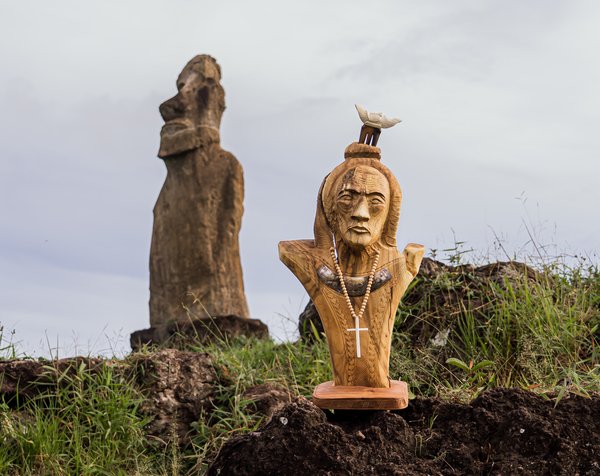 Bust of Nua María Aŋata by artist Victor Pakomio. Wood, shell and fibre. Rapanui (Easter Island), Pacific.