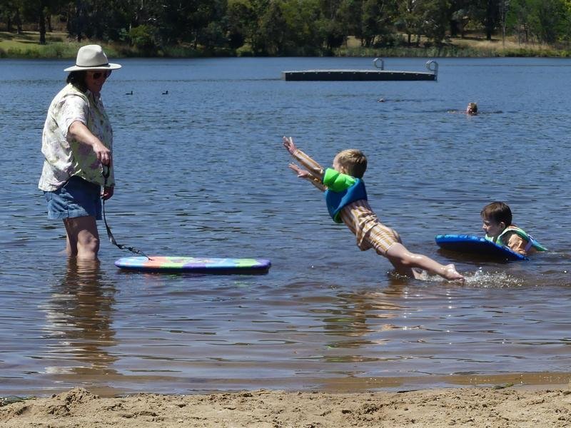 Children splash in the water at Lake Canobolas in Nashdale, NSW,