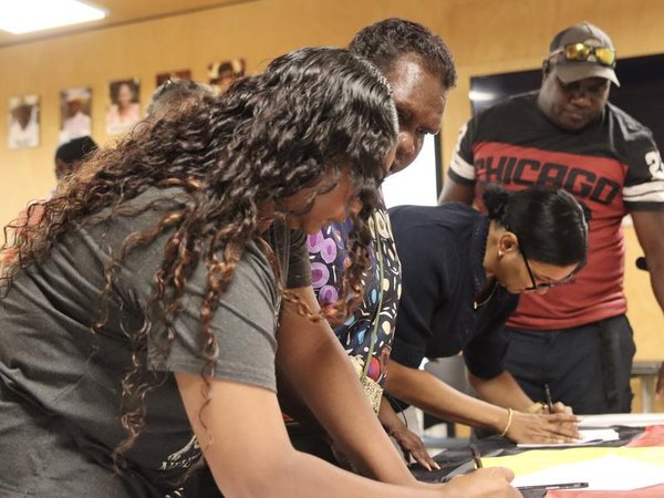 Native title holders sign a carbon credit deal with a Qld pastoralist