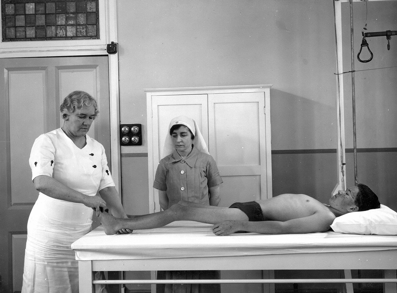Sister Elizabeth Kenny demonstrating her therapy
