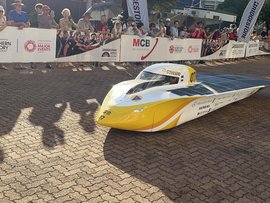 The first car leaving Darwin in the World Solar Challenge