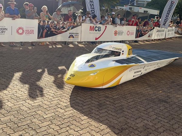 The first car leaving Darwin in the World Solar Challenge